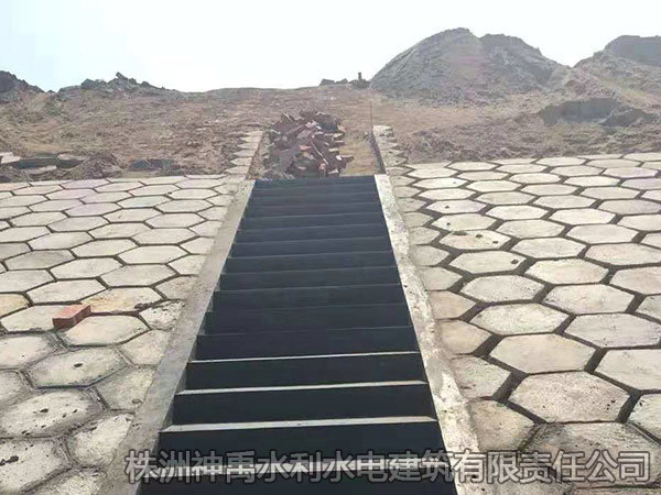 水库堤坝施工现场