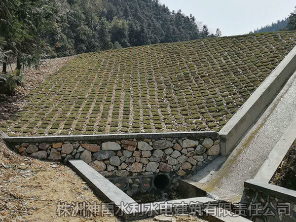 小二型水库溢洪道图